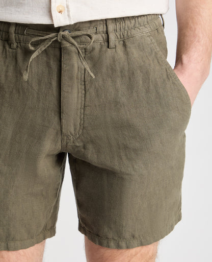 Man wearing a green chino
