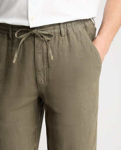 Man wearing a green chino