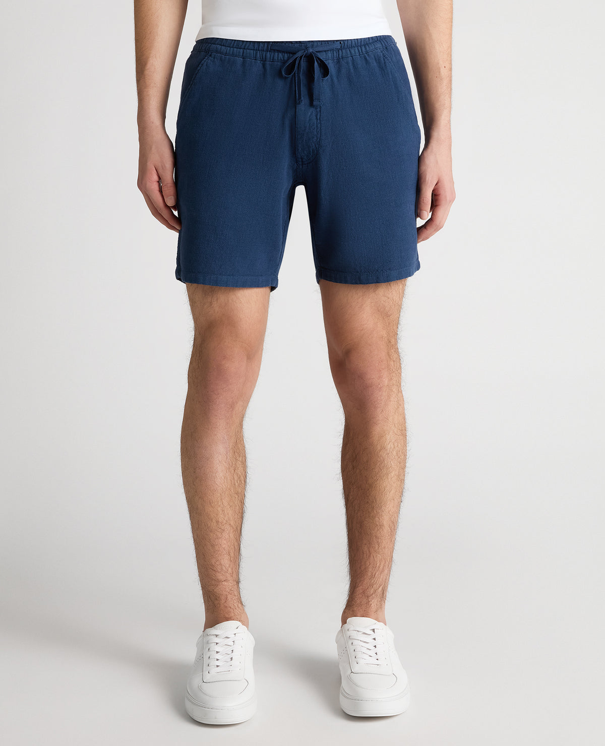 Man wearing a blue Slim Fit Cotton-Linen Shorts