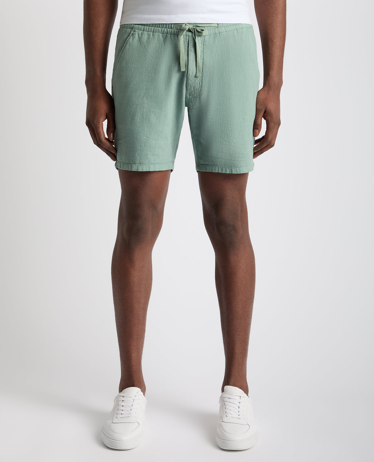 Man wearing a green Slim Fit Cotton-Linen Shorts