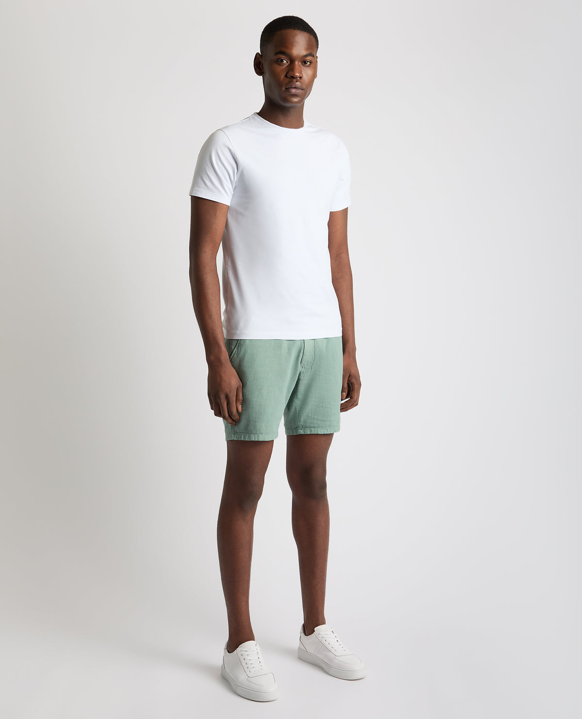 Man wearing a green Slim Fit Cotton-Linen Shorts