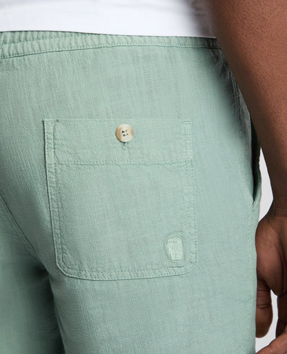 Man wearing a green Slim Fit Cotton-Linen Shorts