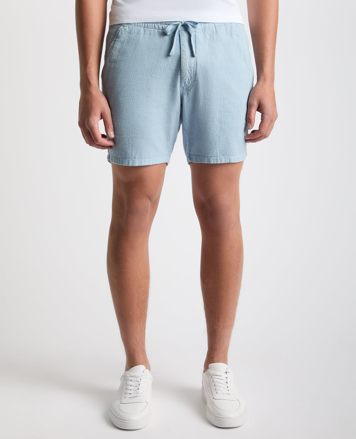 Man wearing a blue Slim Fit Cotton-Linen Shorts