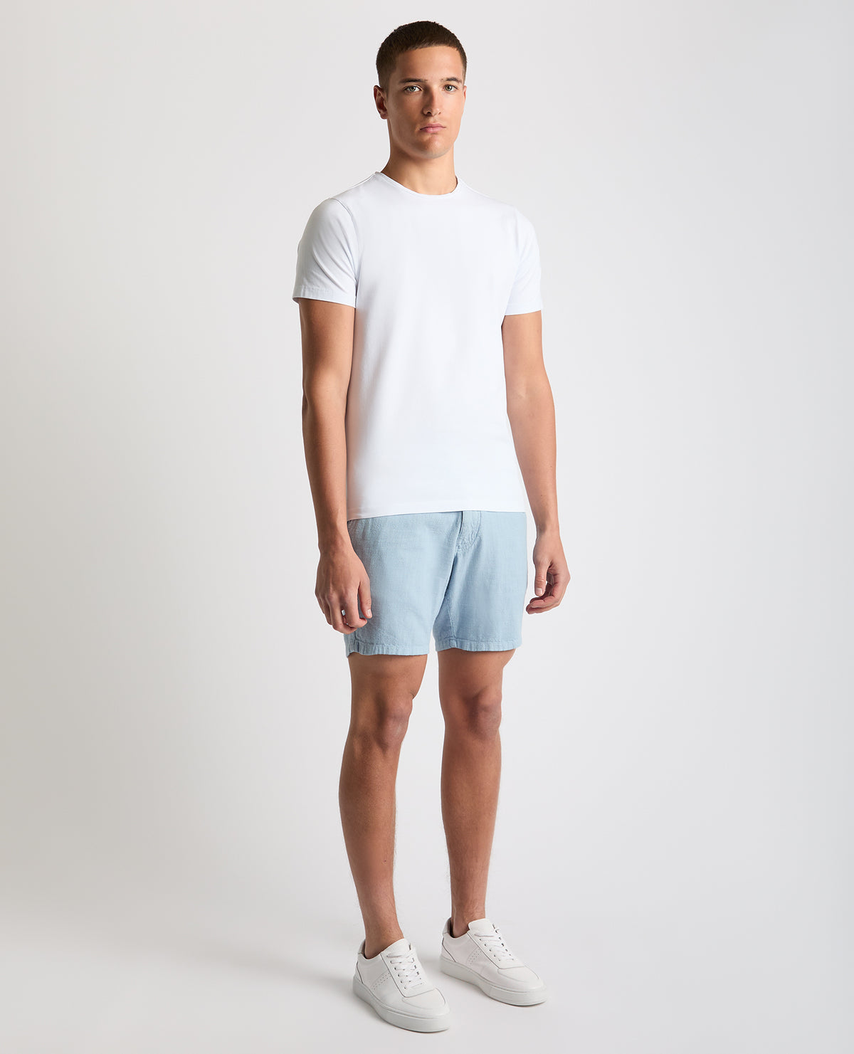 Man wearing a blue Slim Fit Cotton-Linen Shorts