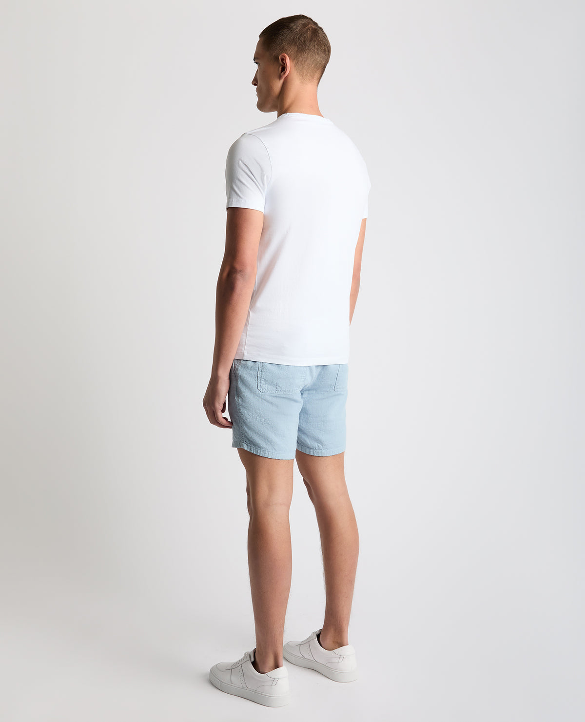 Man wearing a blue Slim Fit Cotton-Linen Shorts