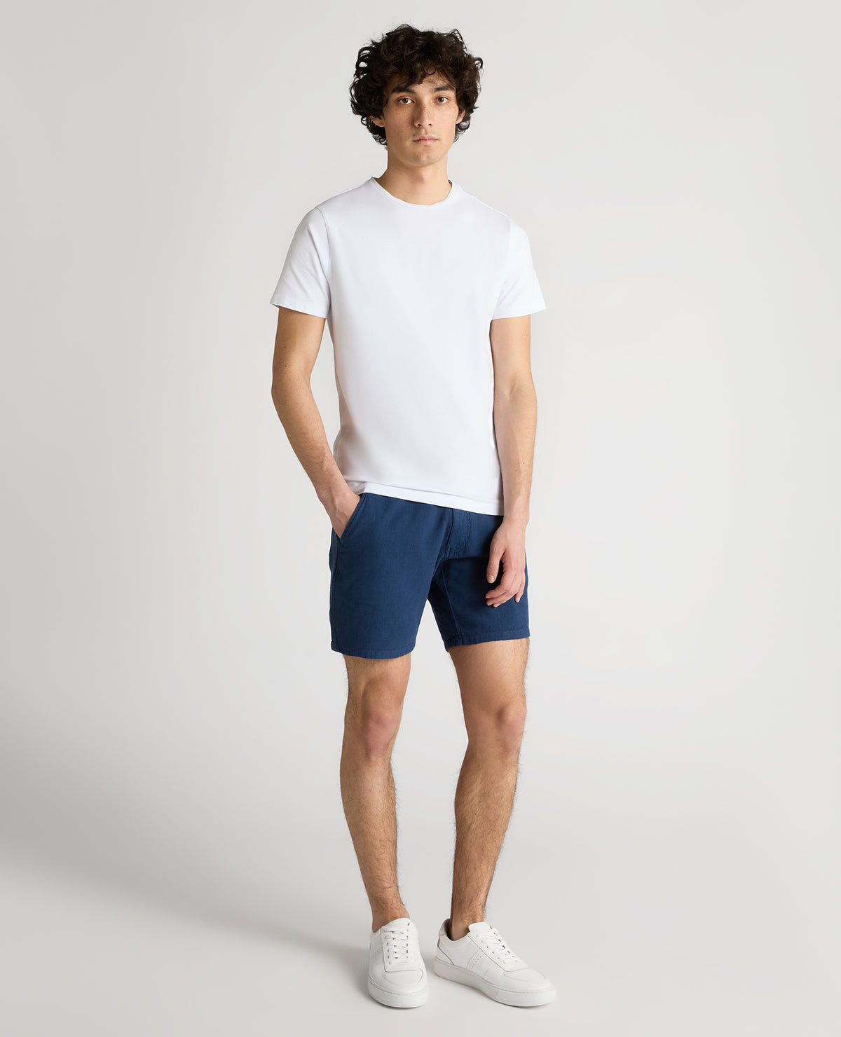 Man wearing a blue Slim Fit Cotton-Linen Shorts