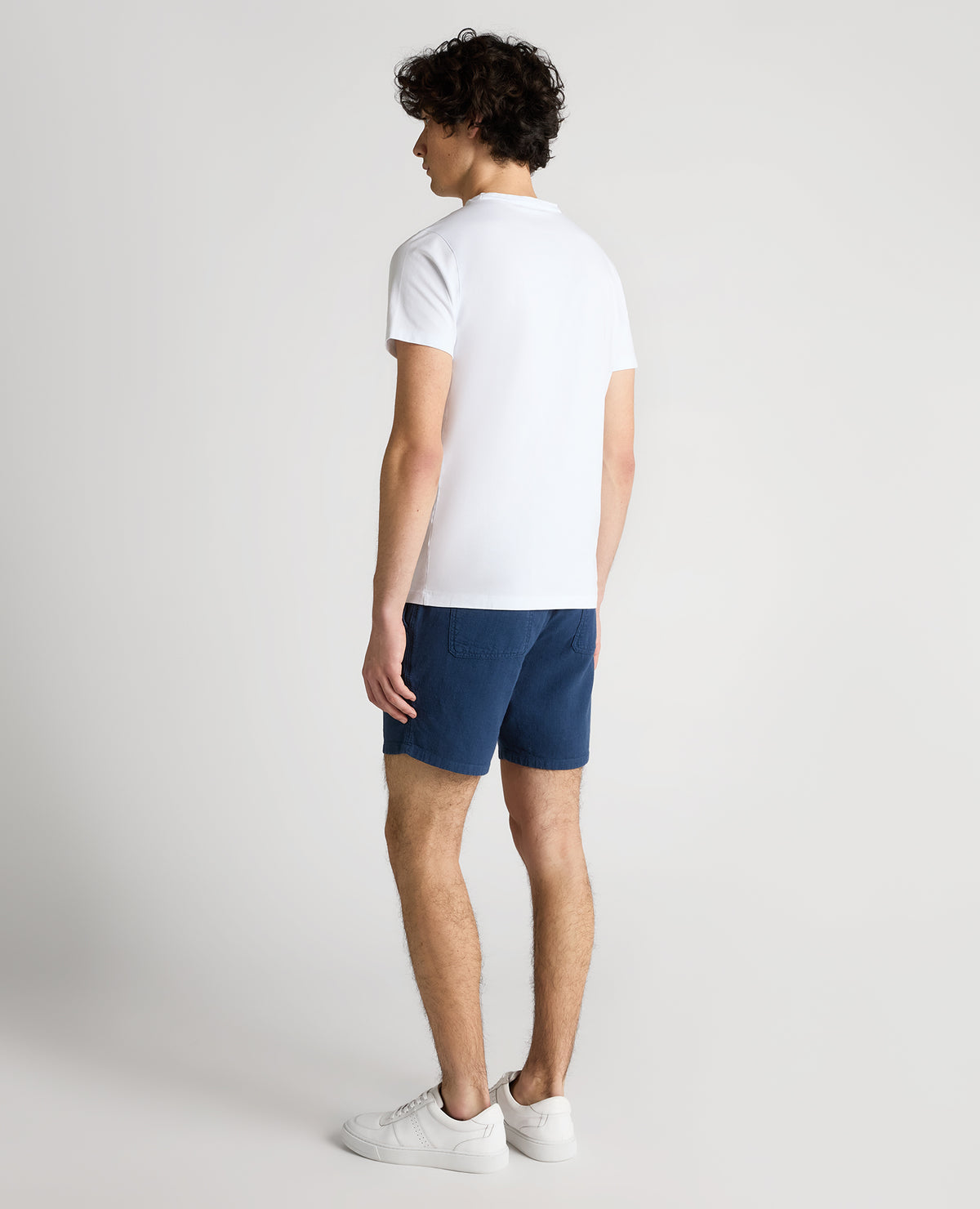 Man wearing a blue Slim Fit Cotton-Linen Shorts