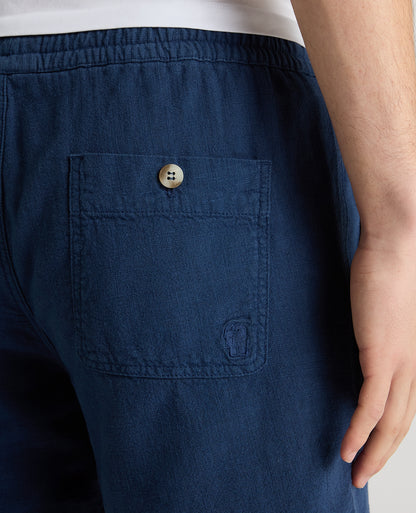 Man wearing a blue Slim Fit Cotton-Linen Shorts
