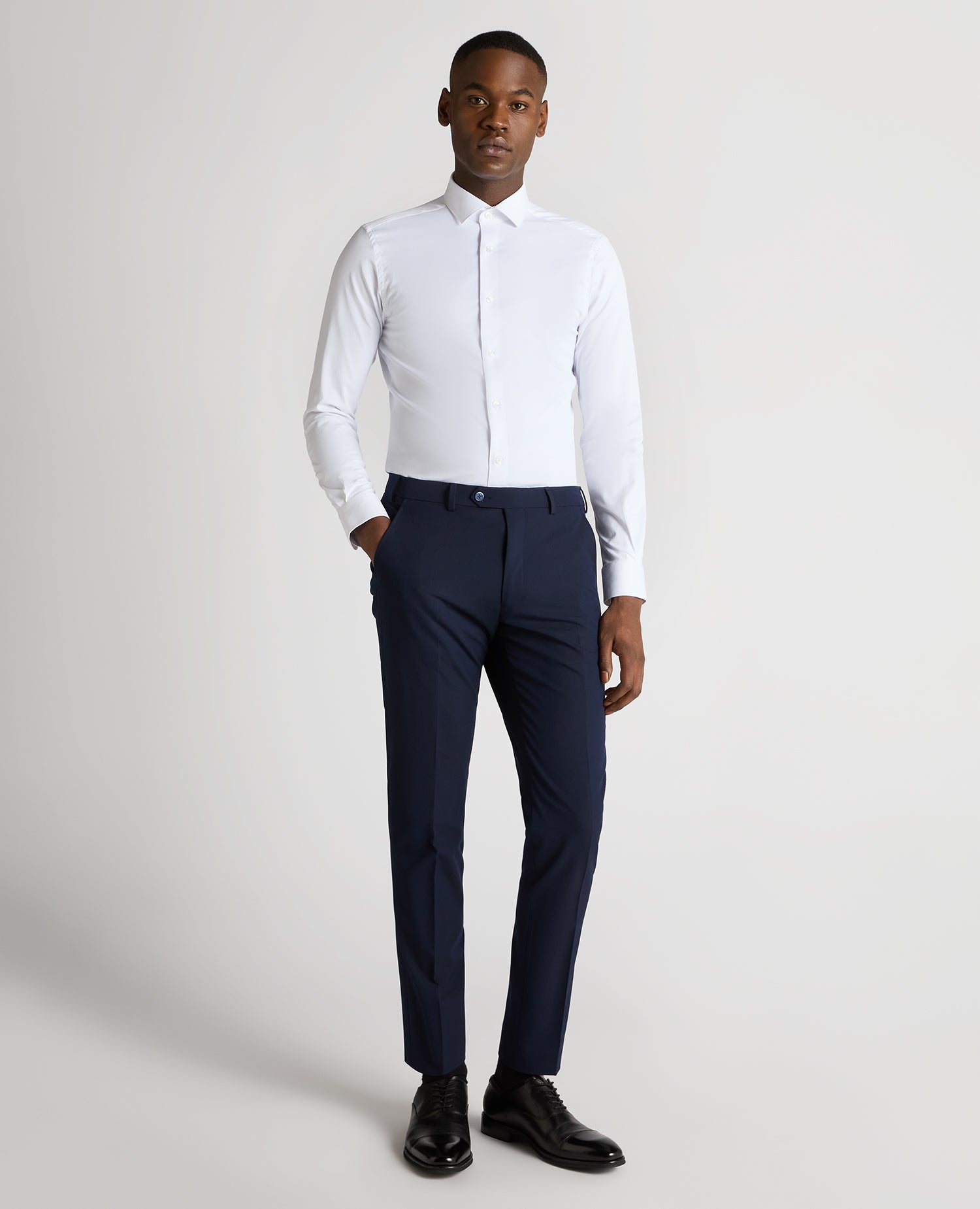 Man wearing a navy trouser