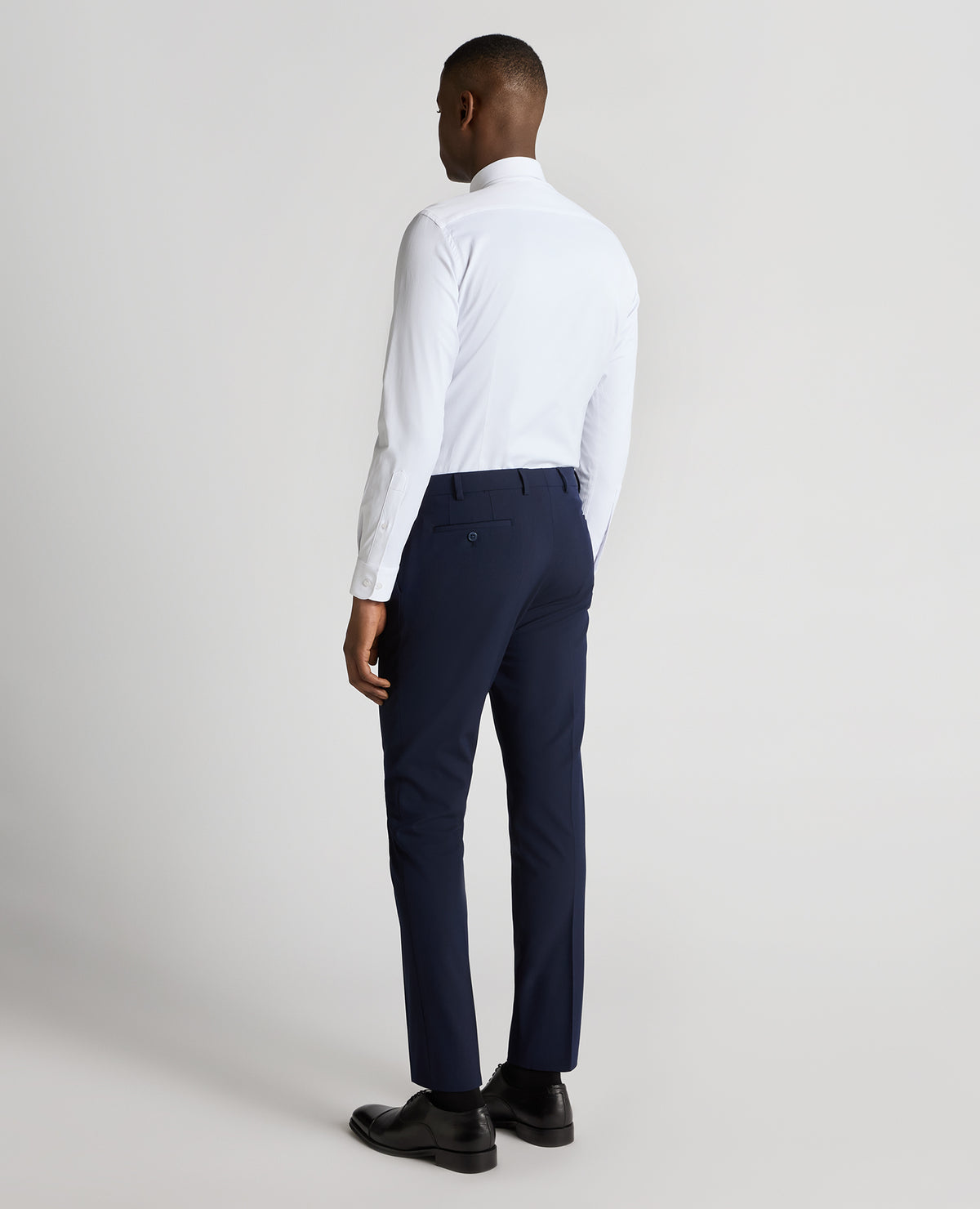 Man wearing a navy trouser