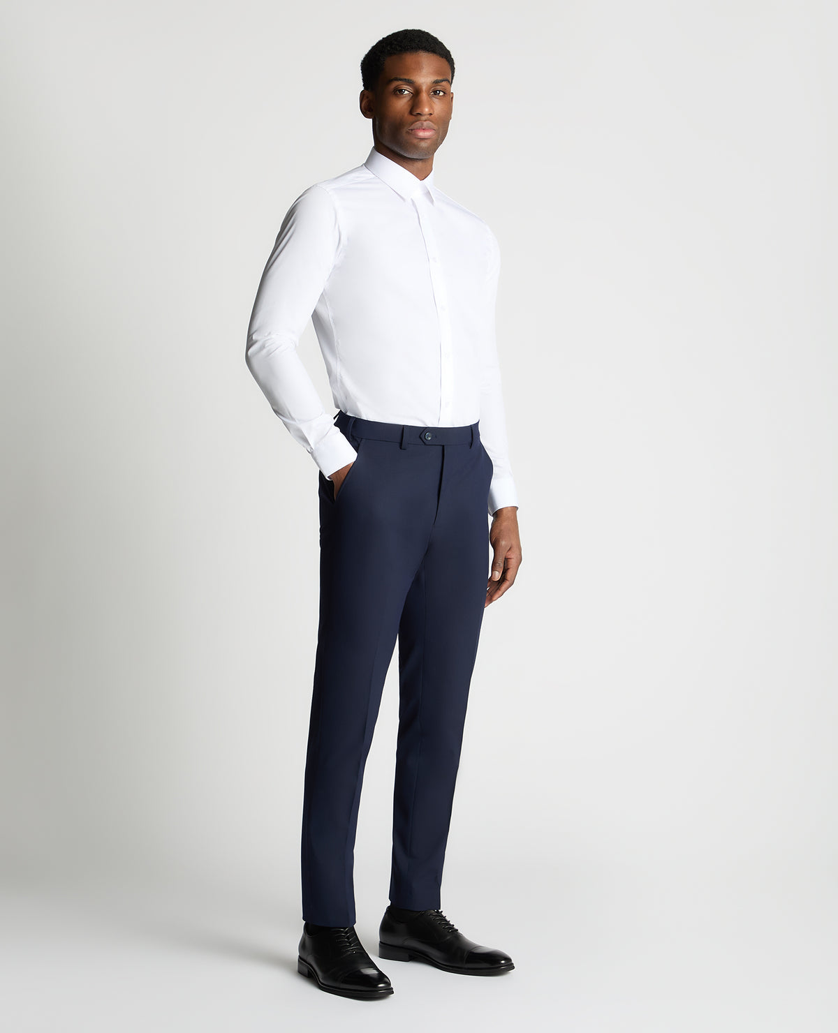 Man wearing a navy trouser