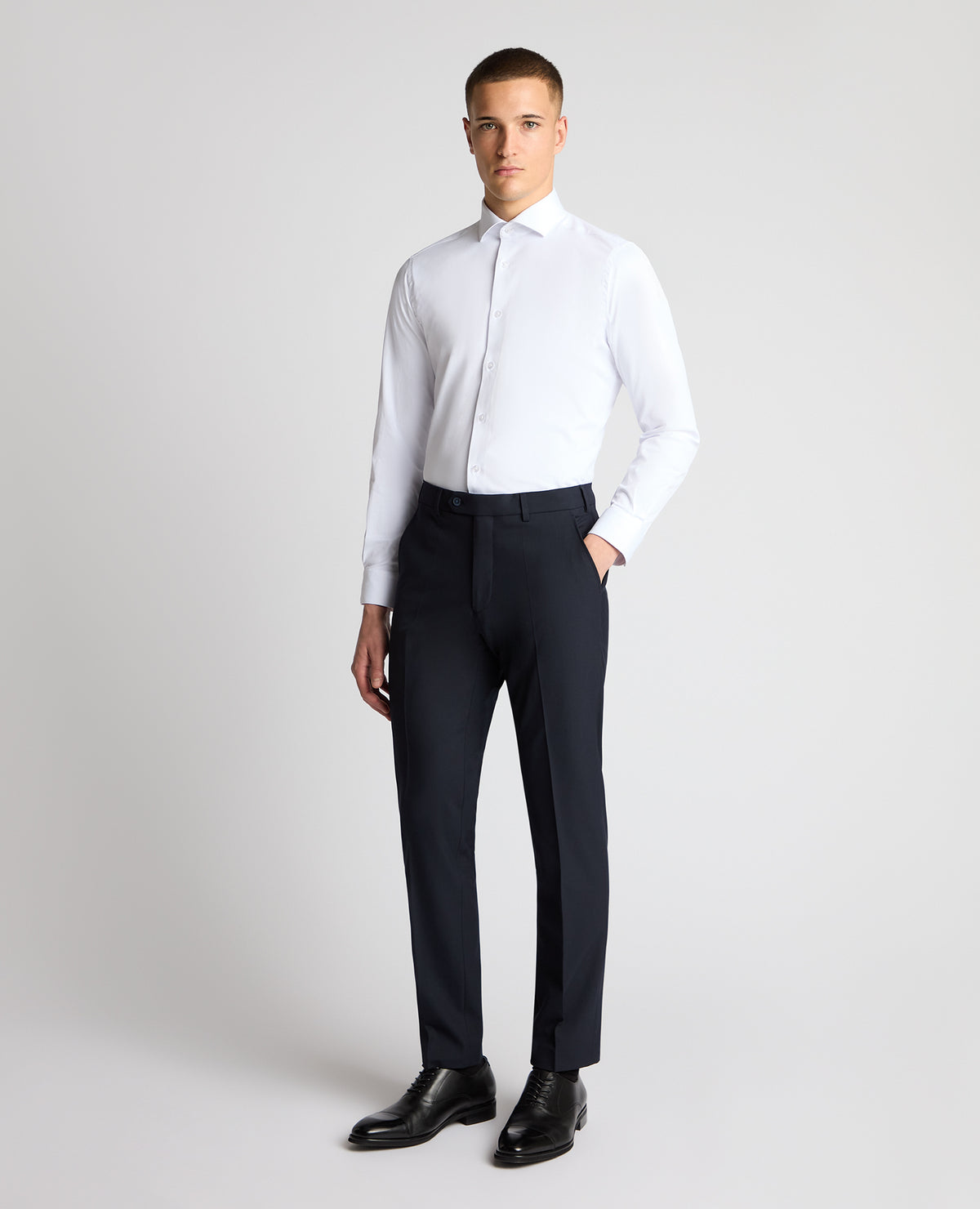Man wearing a navy trouser