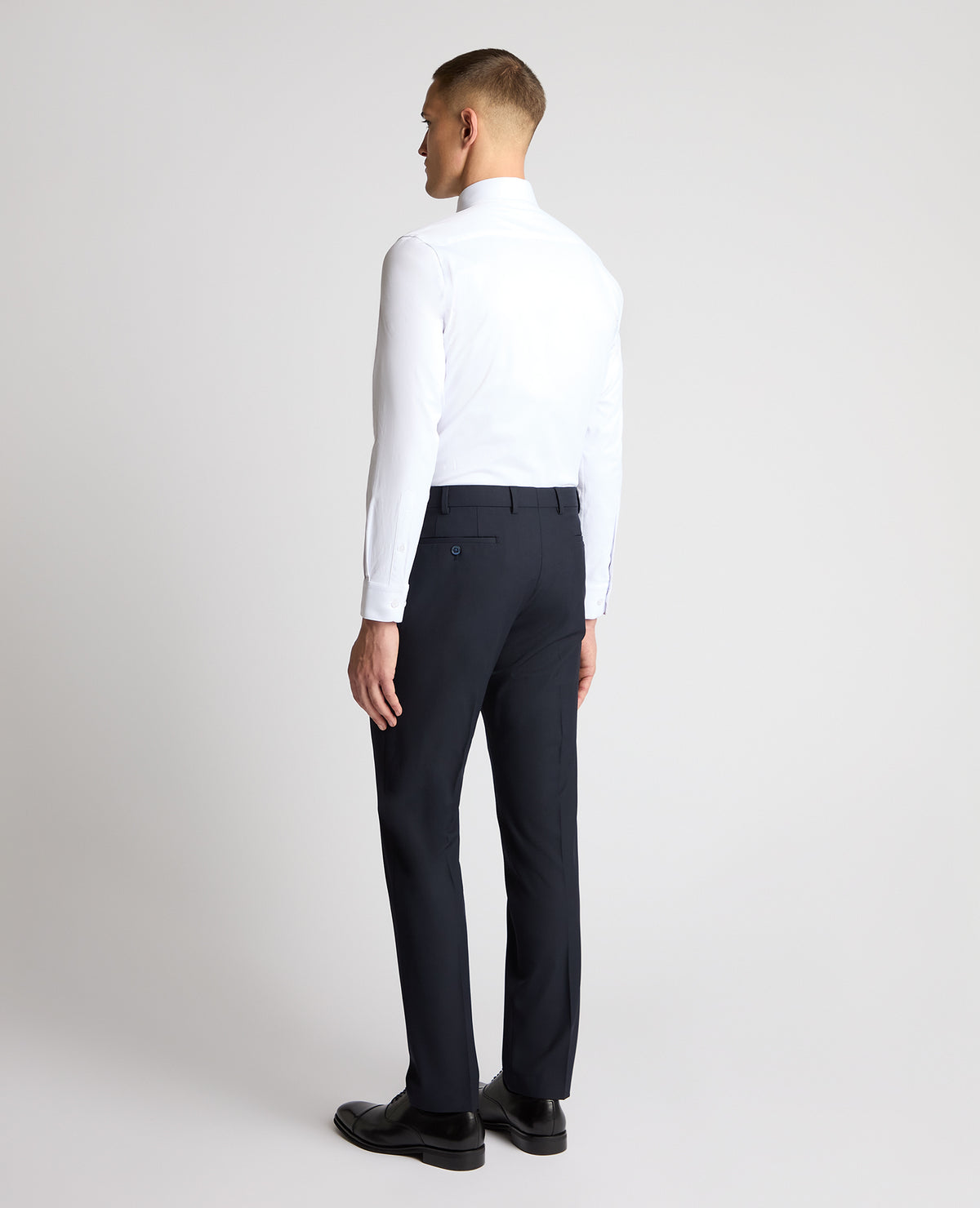 Man wearing a navy trouser
