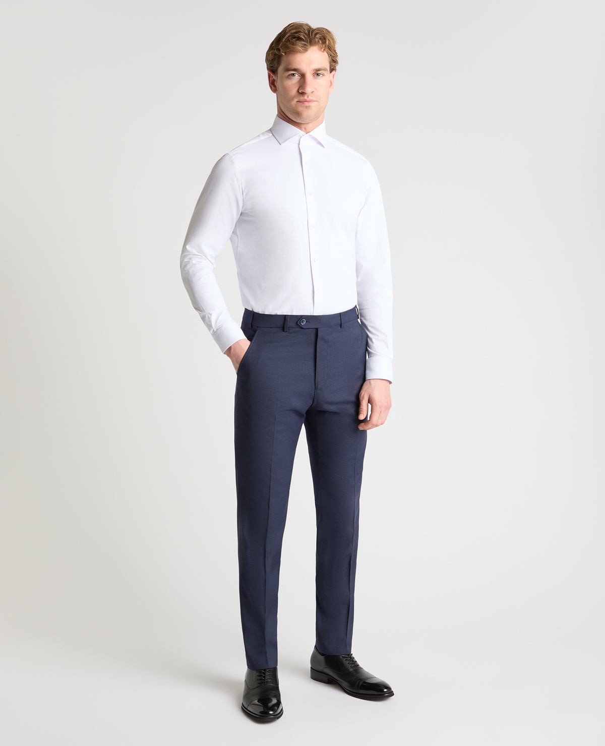 Man wearing a navy trouser