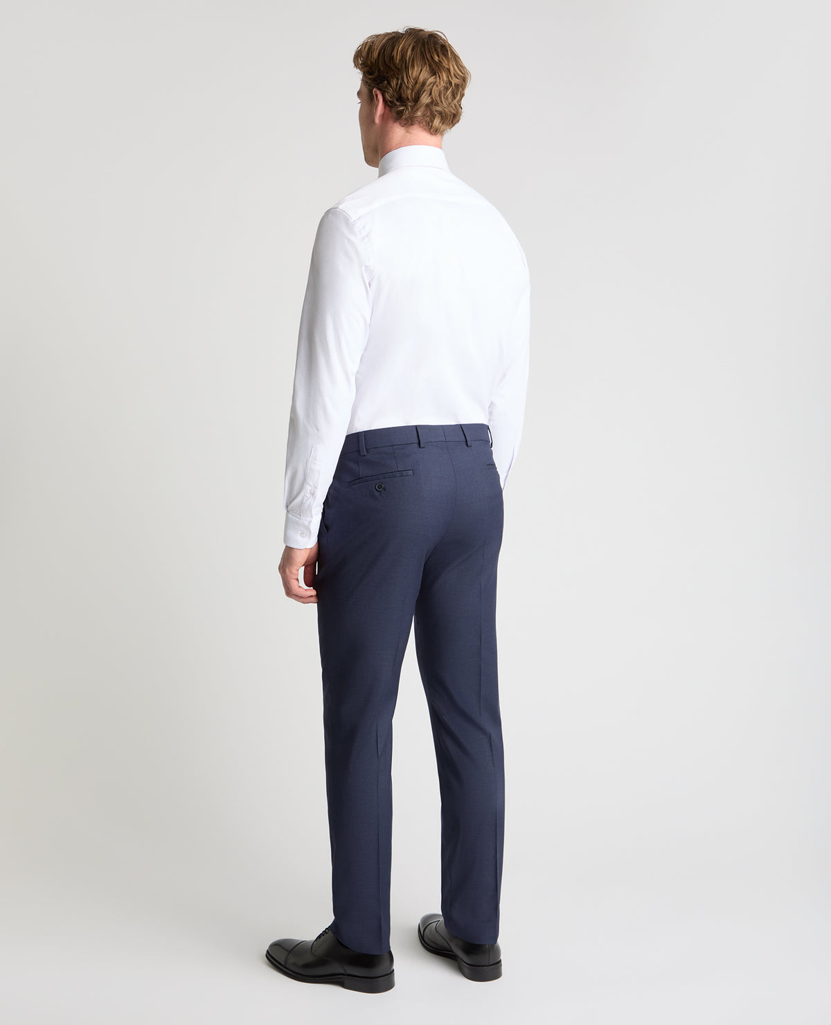 Man wearing a navy trouser