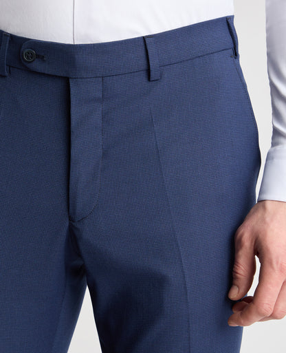 Man wearing a blue trouser