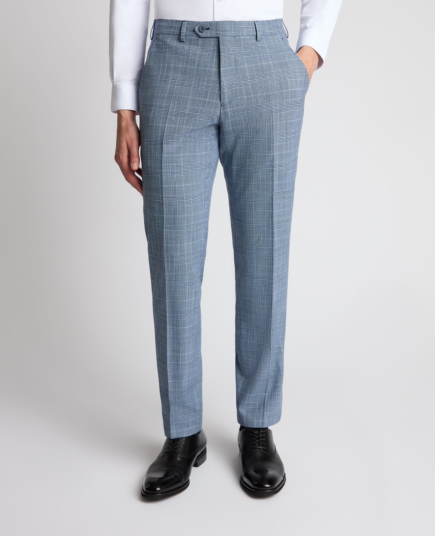 Man wearing a blue trouser