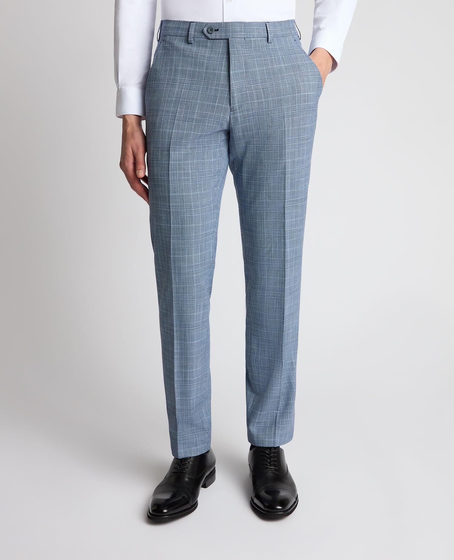 Man wearing a blue trouser