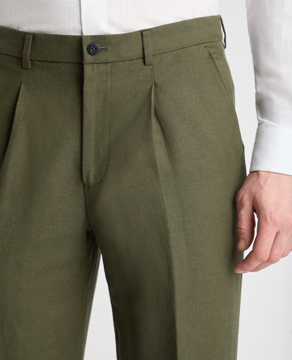 Man wearing a green trouser