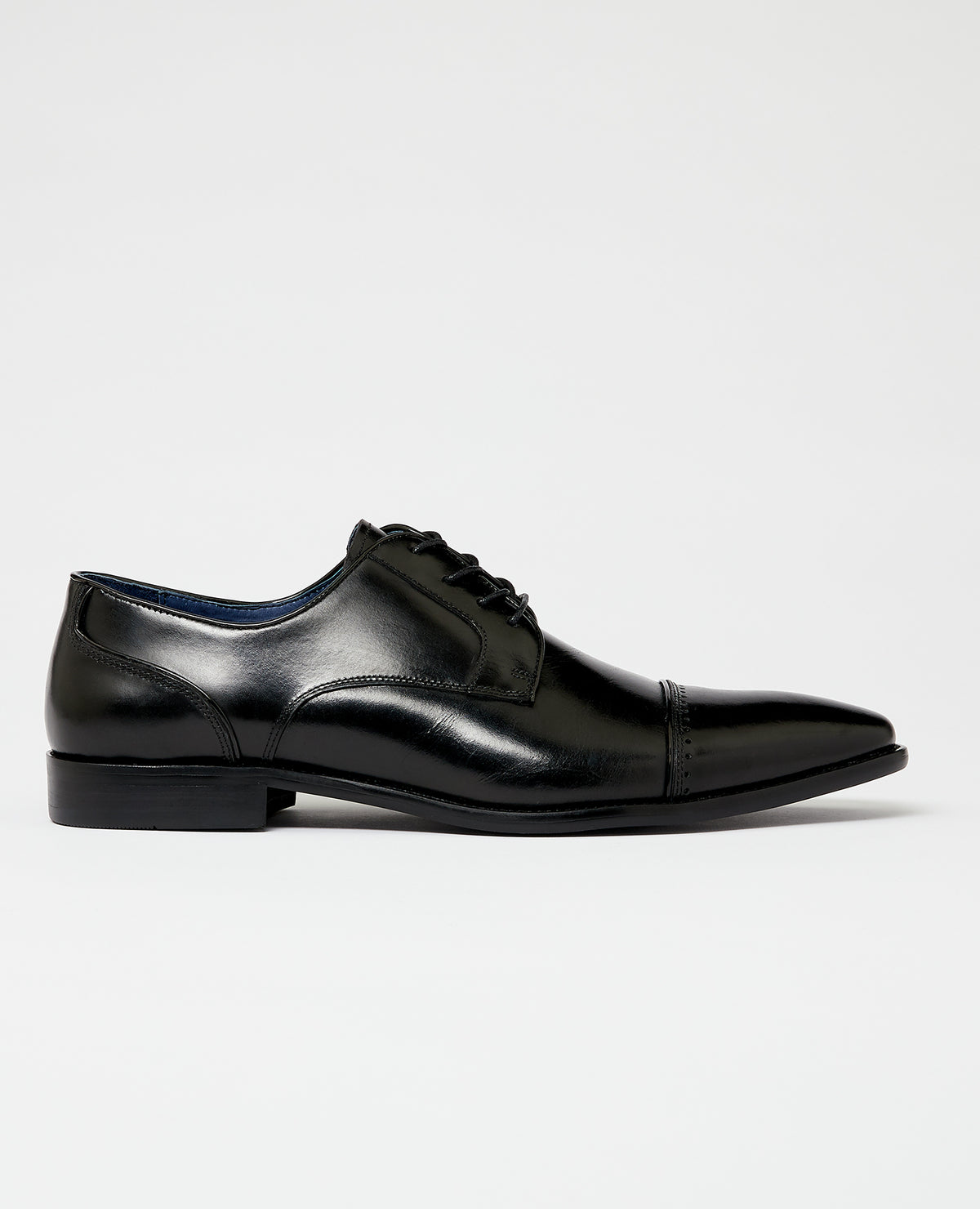 Man wearing a black Leather Bonucci Shoe