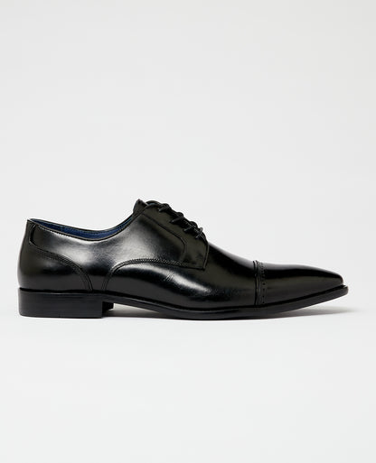 Man wearing a black Leather Bonucci Shoe