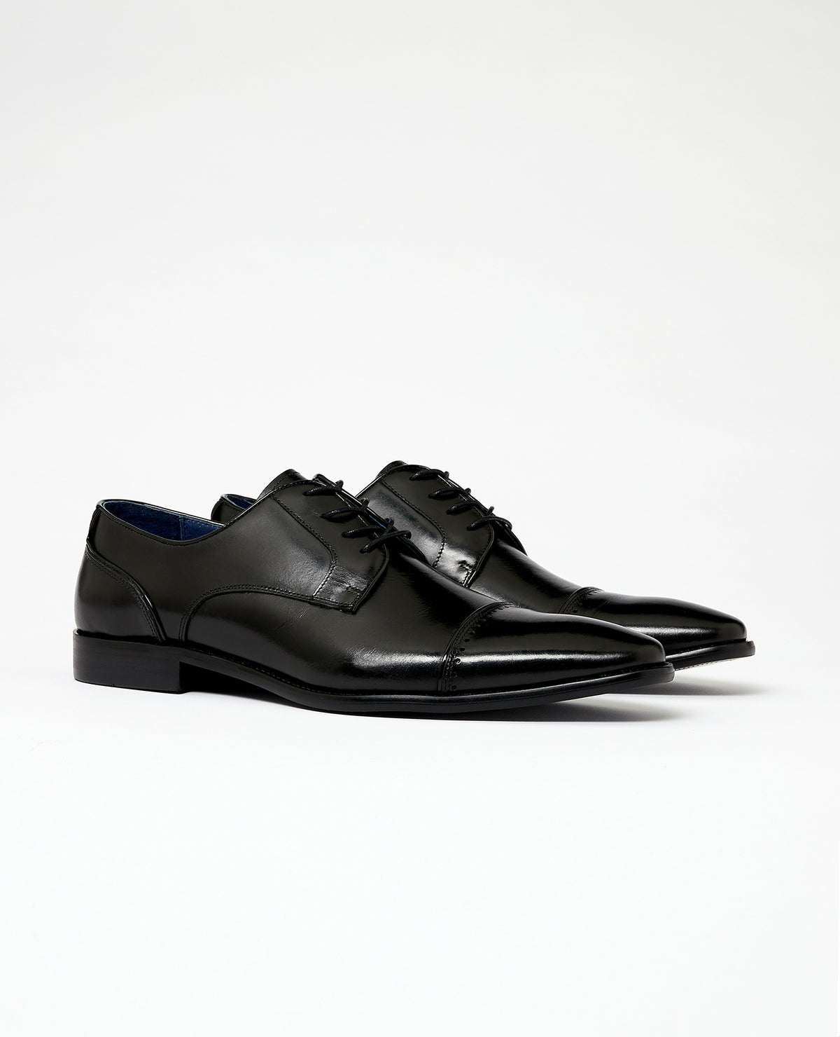 Man wearing a black Leather Bonucci Shoe