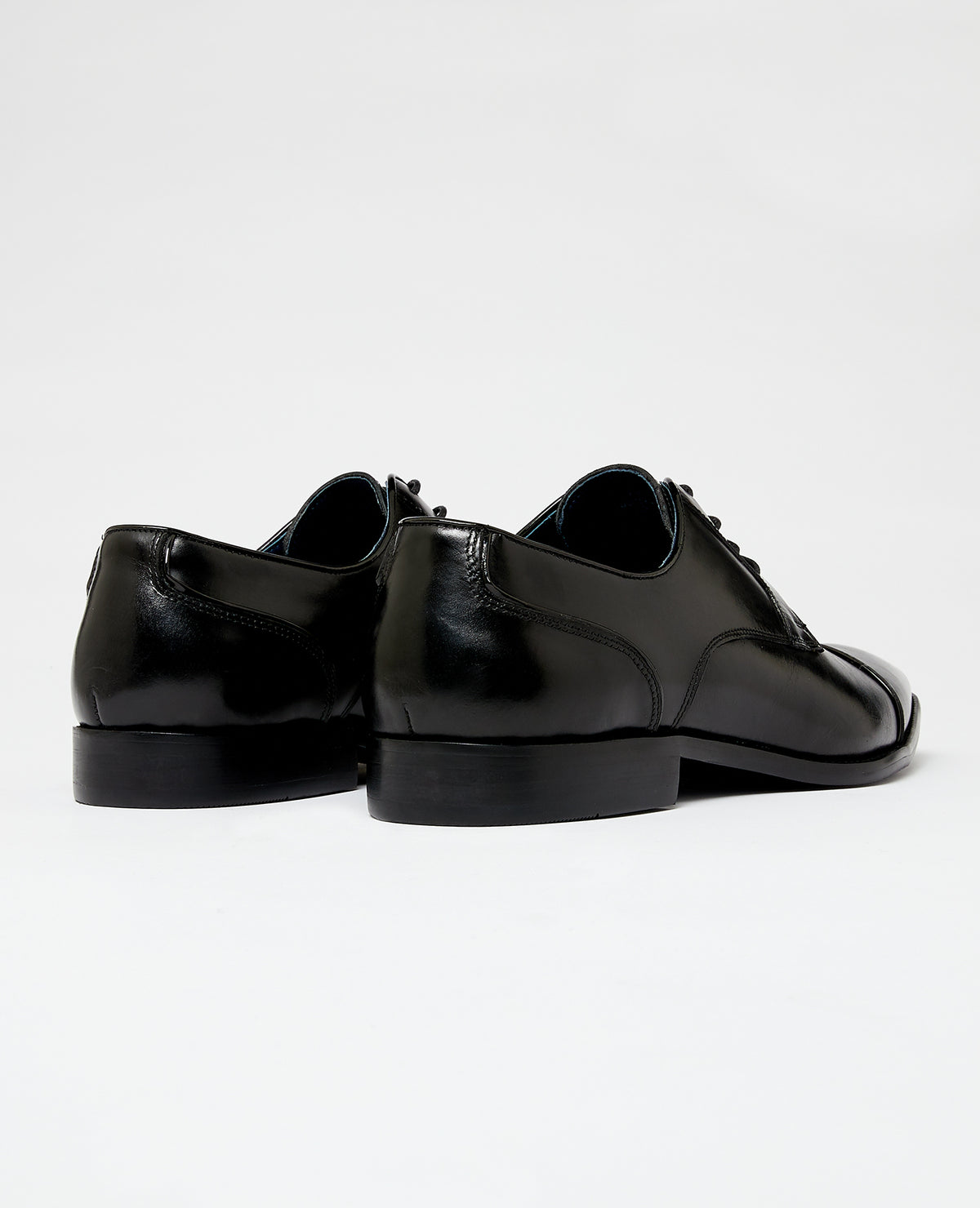 Man wearing a black Leather Bonucci Shoe