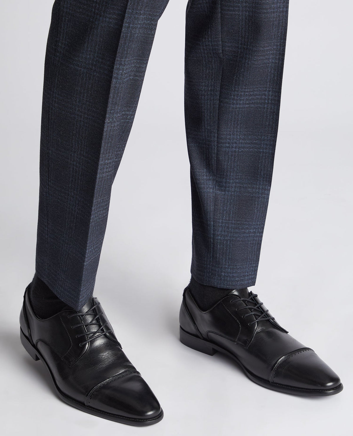 Man wearing a black Leather Bonucci Shoe