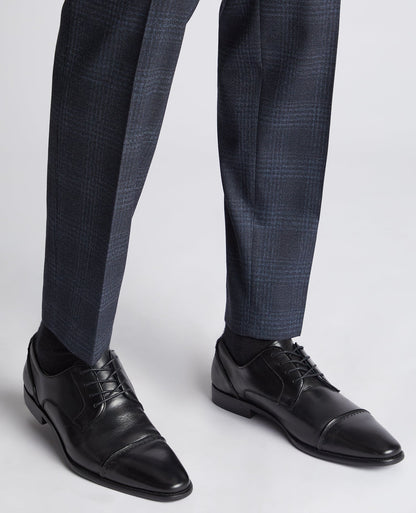Man wearing a black Leather Bonucci Shoe