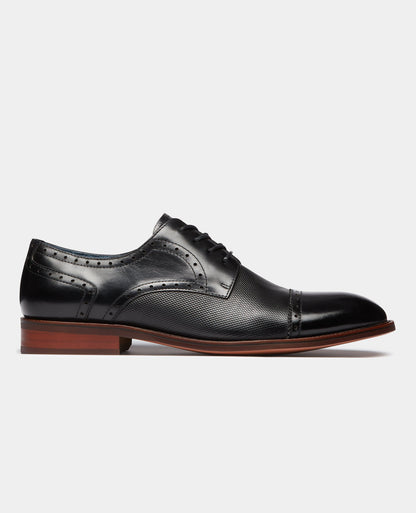 Man wearing a black Leather Derby Shoe