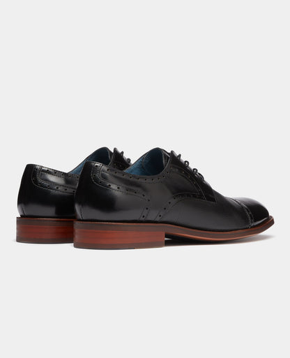 Man wearing a black Leather Derby Shoe