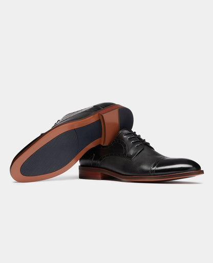 Man wearing a black Leather Derby Shoe