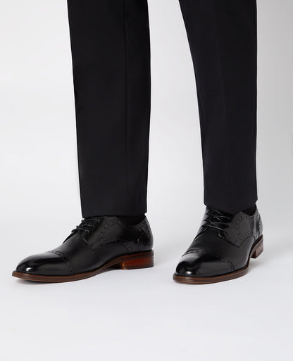 Man wearing a black Leather Derby Shoe