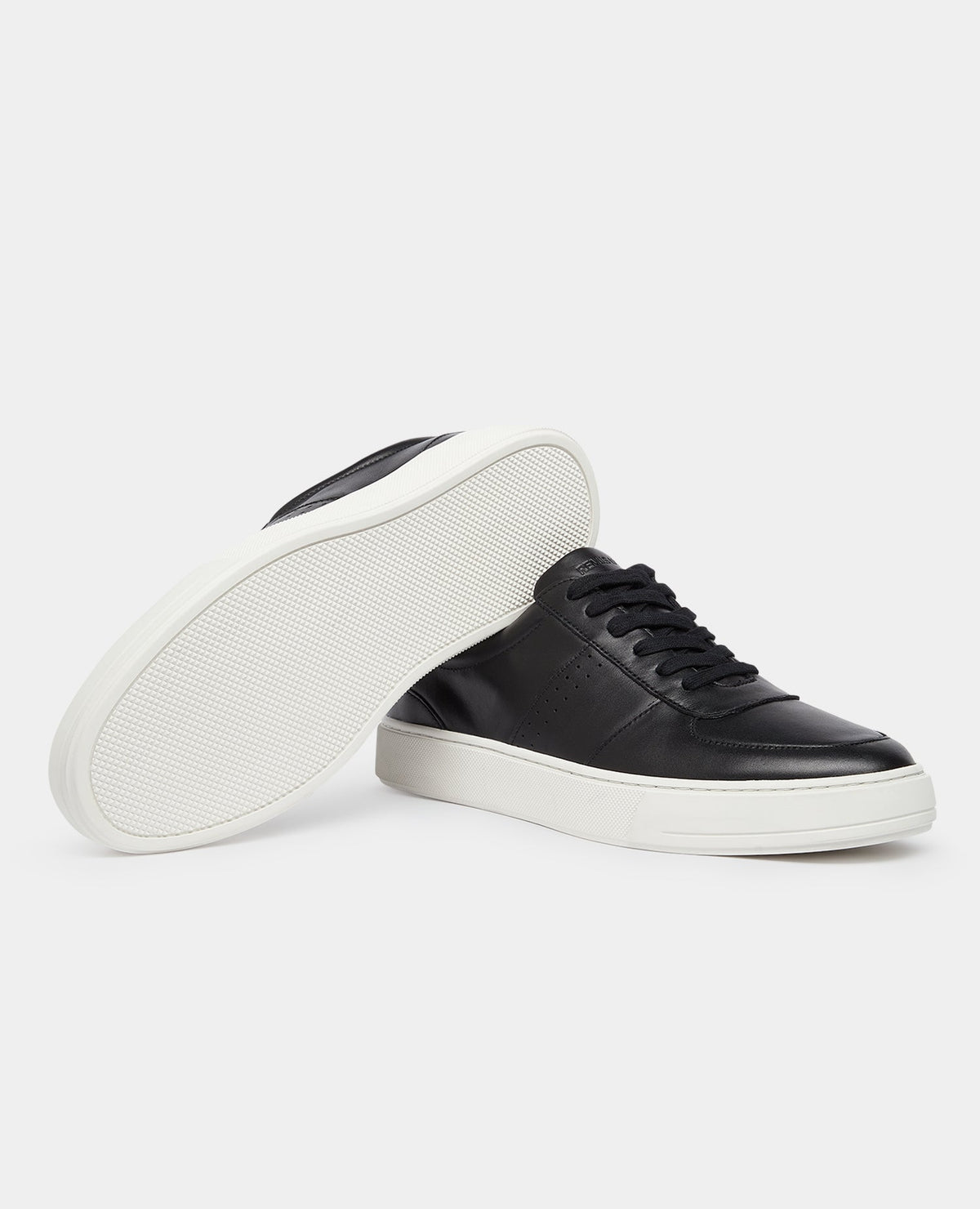 Man wearing a black Leather Trainer