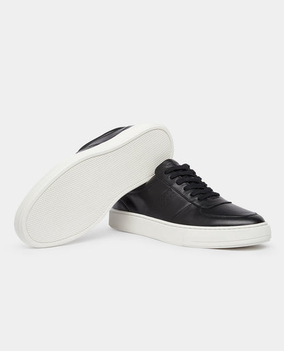 Man wearing a black Leather Trainer