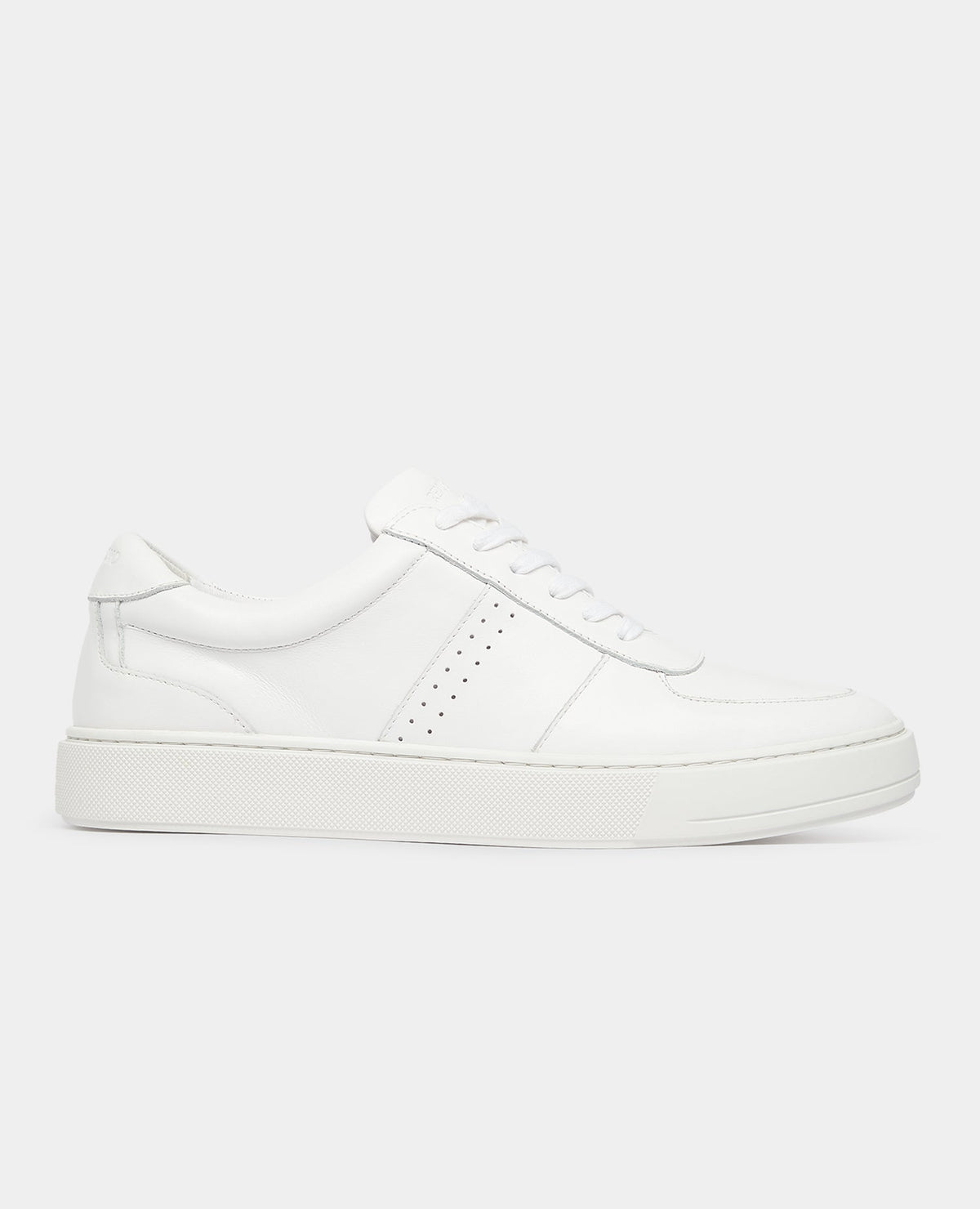 Man wearing a white Leather Trainer