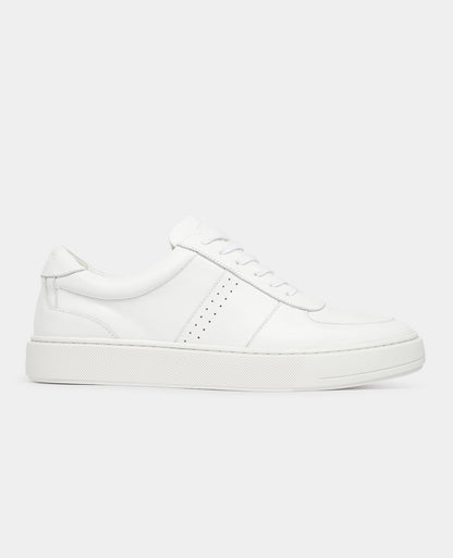 Man wearing a white Leather Trainer