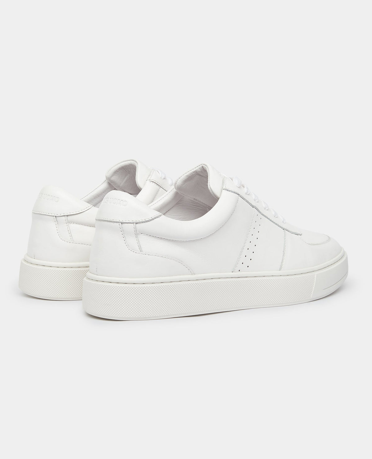 Man wearing a white Leather Trainer