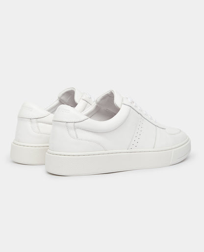 Man wearing a white Leather Trainer