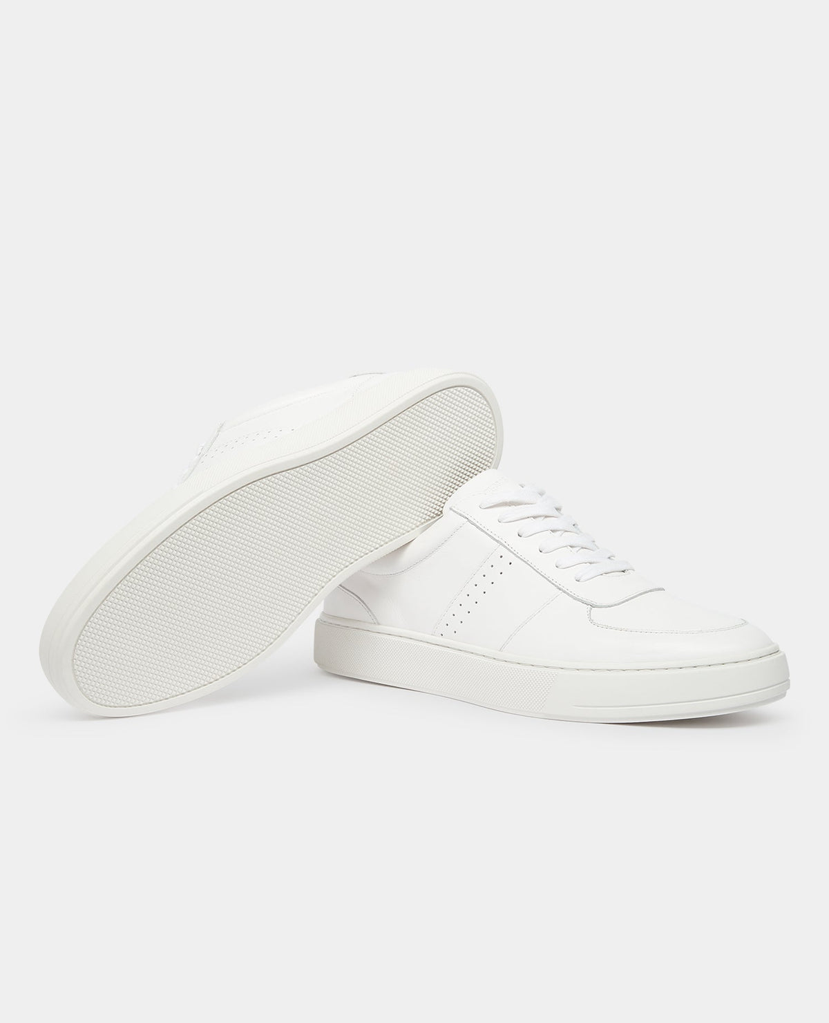 Man wearing a white Leather Trainer
