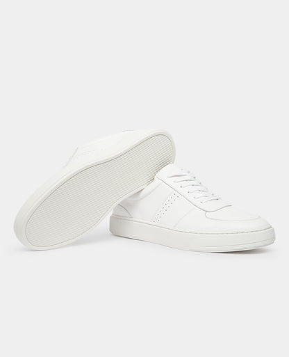 Man wearing a white Leather Trainer