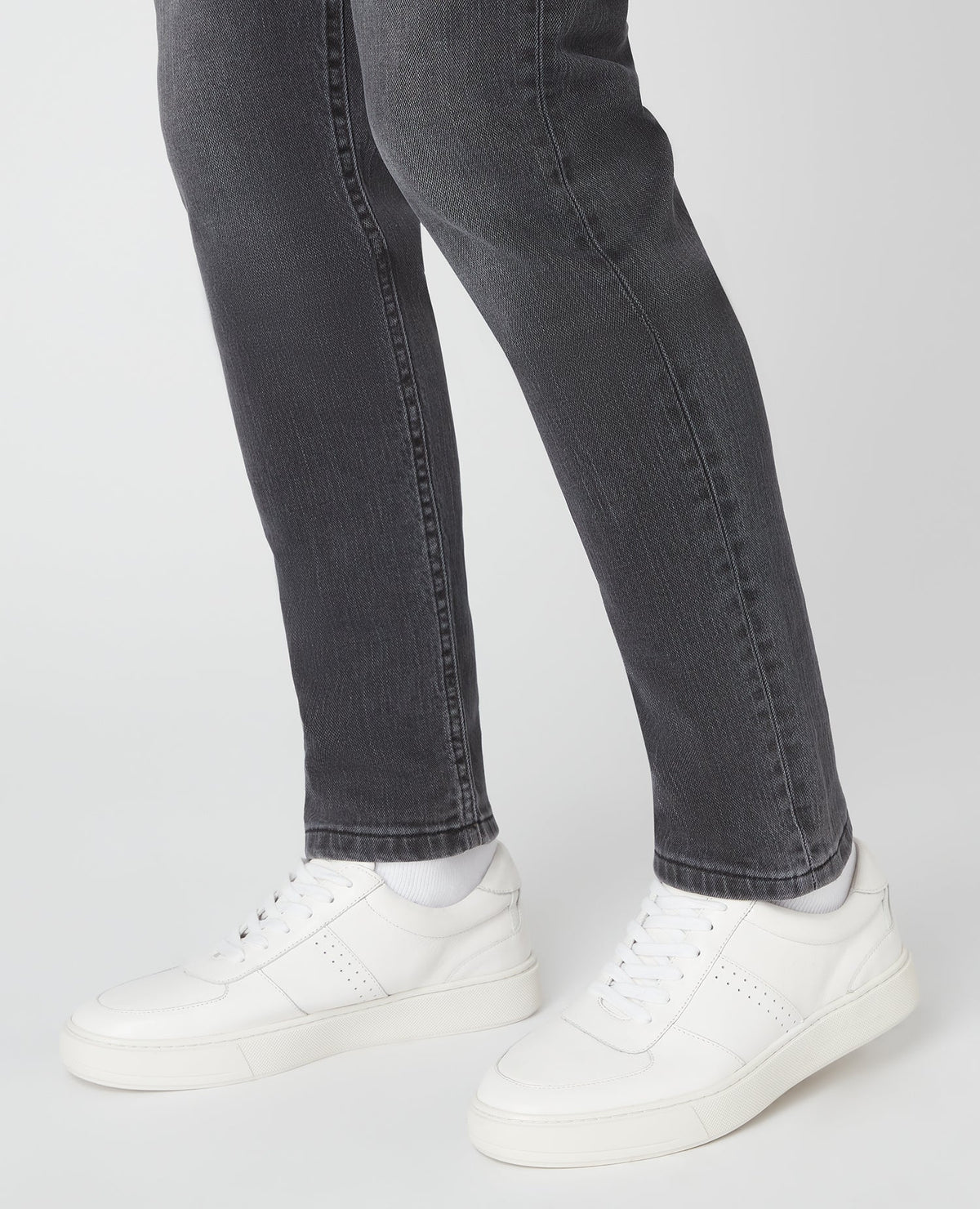 Man wearing a white Leather Trainer