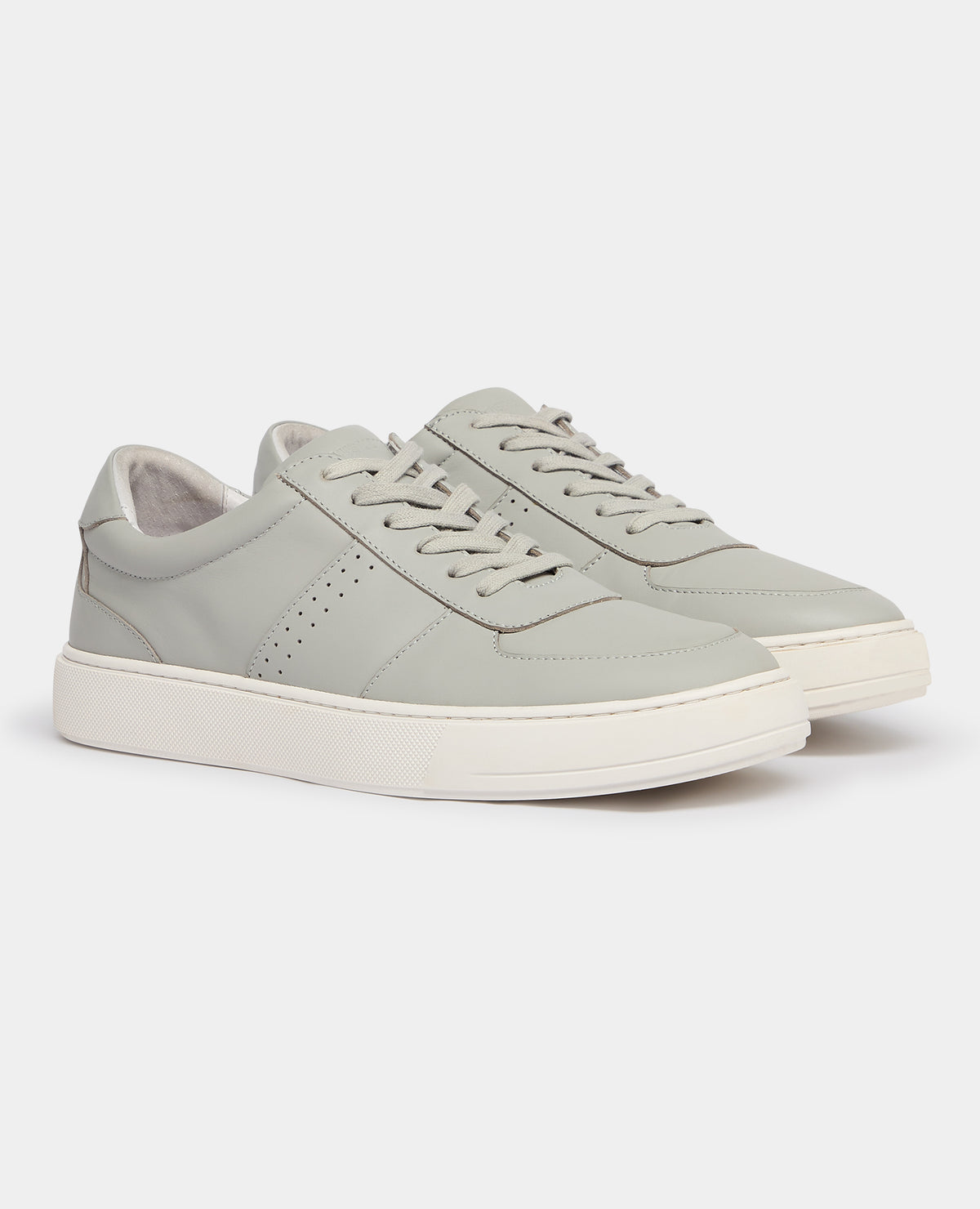 Man wearing a grey Leather Enrico Trainer