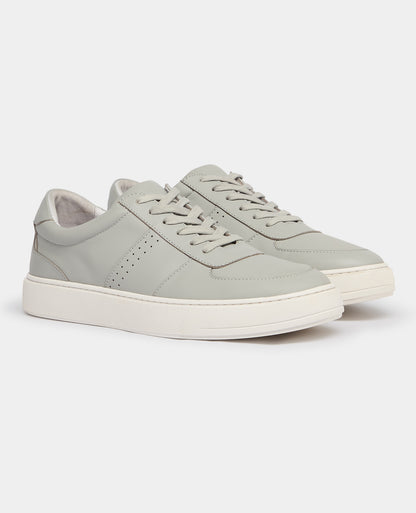 Man wearing a grey Leather Enrico Trainer