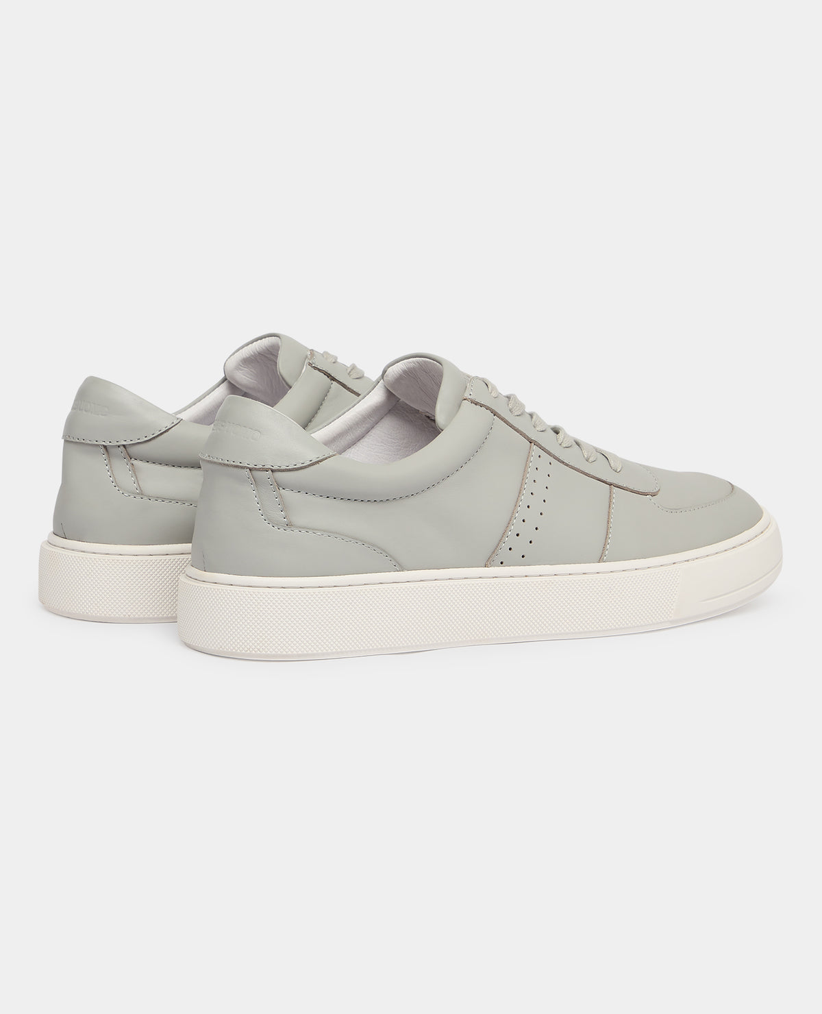 Man wearing a grey Leather Enrico Trainer