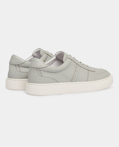 Man wearing a grey Leather Enrico Trainer