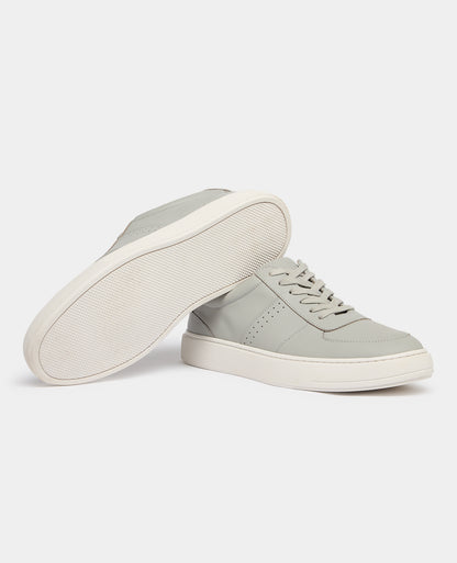 Man wearing a grey Leather Enrico Trainer