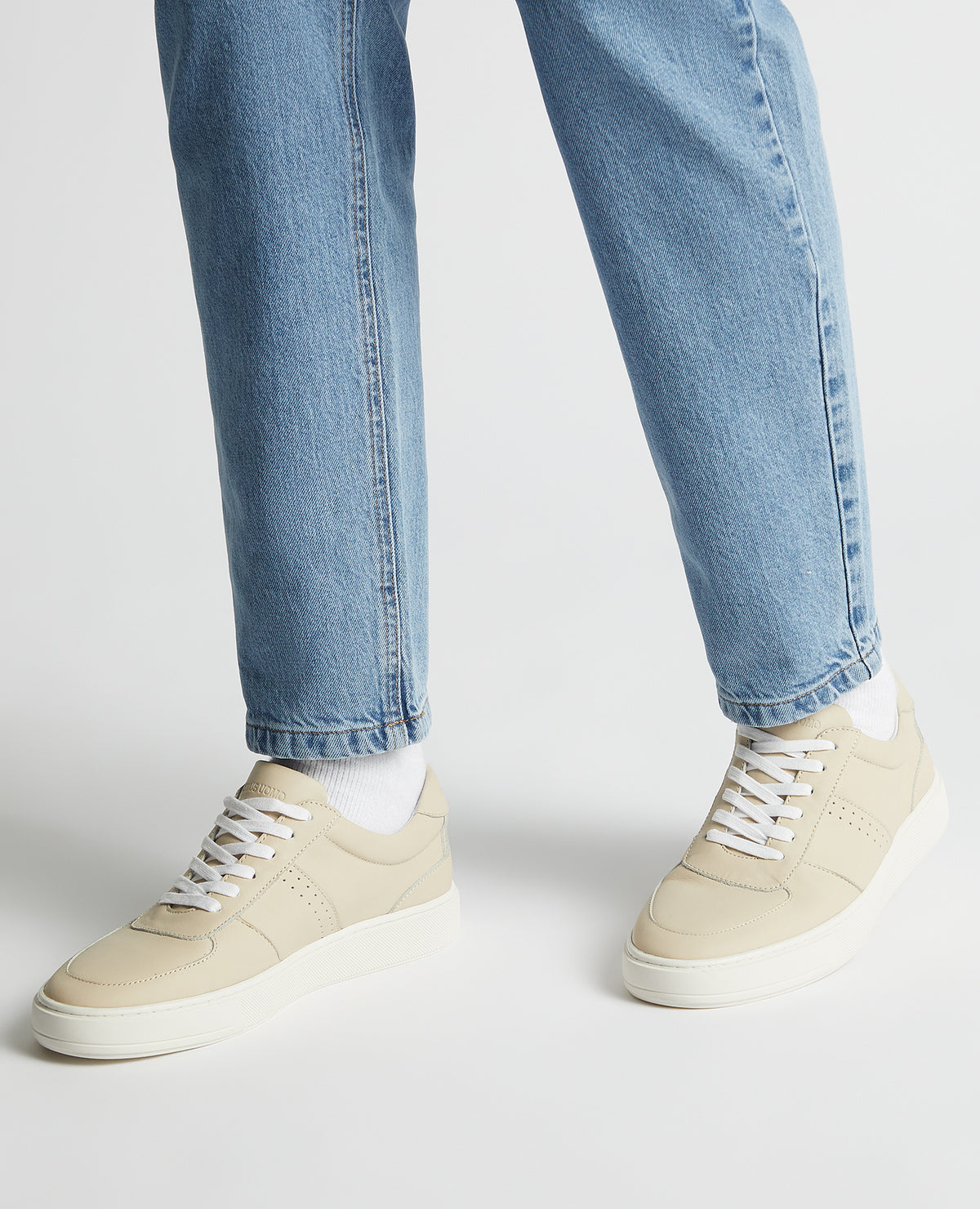 Man wearing a sand Leather Enrico Trainer