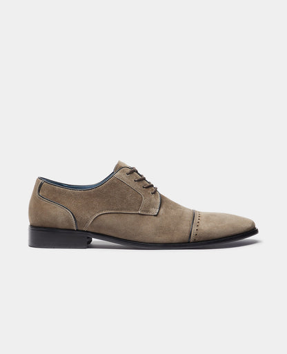 Man wearing a grey Suede Bonuci
