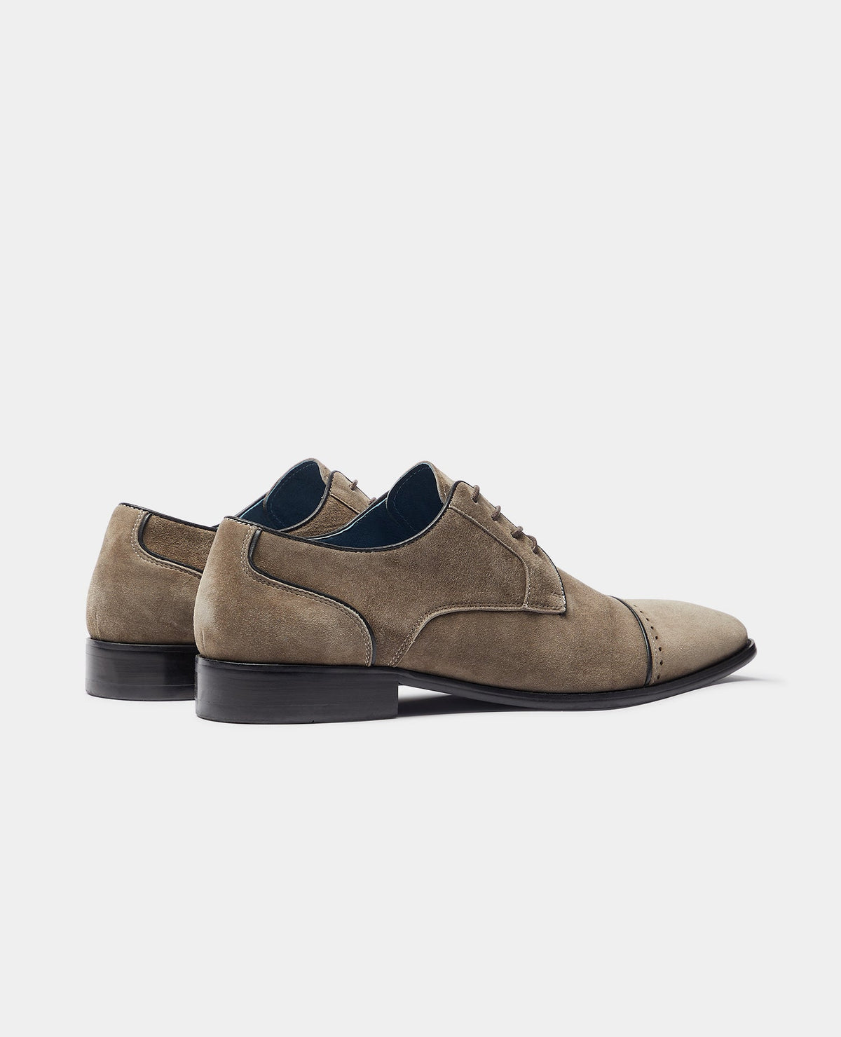 Man wearing a grey Suede Bonuci